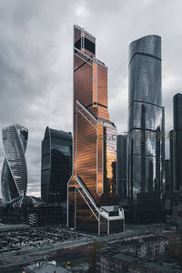 钢铁森林中的未来主义建筑群