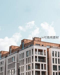 现代公寓楼顶，木质与天空的对话