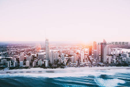 日落时分海滨城市的航拍美景