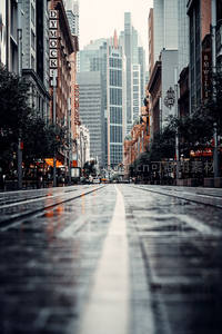 雨后城市街道倒影中的摩登楼宇