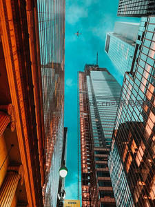 古典柱廊与摩登高楼共舞的都市天空