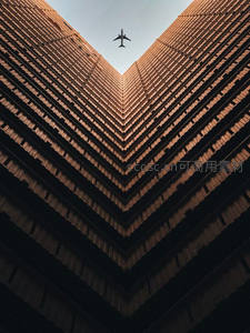 砖墙峡谷中的飞行剪影，几何构图之美