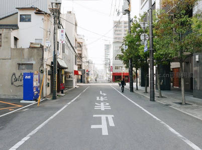 宁静日式街道，行人漫步于空旷路面