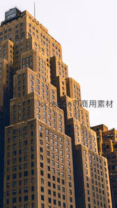 阳光洒落复古摩天楼，经典建筑立面