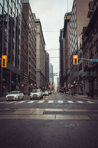 雨后街景车流穿梭其间