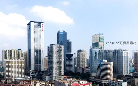 现代都市摩天楼群在蓝天白云下矗立