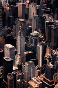 高空俯瞰纽约曼哈顿密集林立的摩天大楼