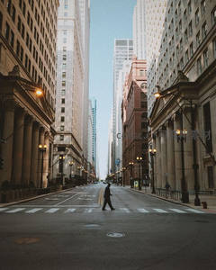 古典柱廊街道间孤独行人穿行于高楼峡谷