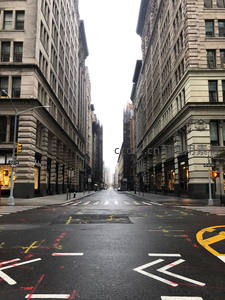 空旷城市街道两旁高楼林立