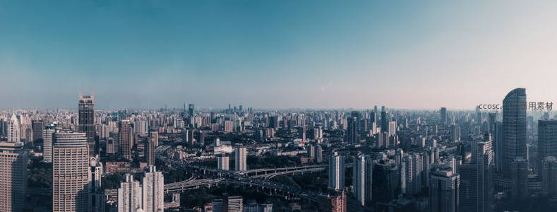 广角镜头下的现代都市天际线