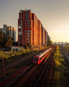 夕阳下的红色列车穿行都市