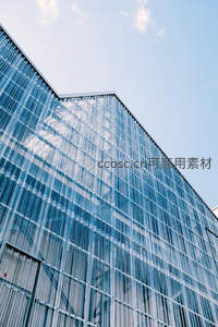 蓝色玻璃幕墙建筑的几何美学