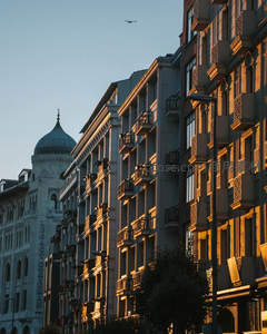 夕阳洒在欧式建筑立面的金色时刻