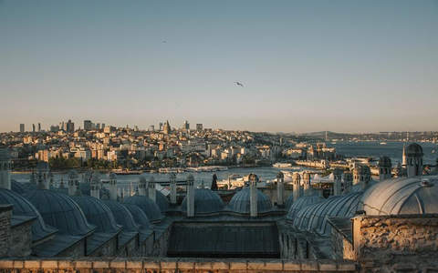 从穹顶俯瞰伊斯坦布尔海峡与城市天际线