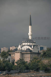 阴云下的清真寺尖塔与城市剪影