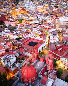 黄昏时分色彩斑斓的古城鸟瞰图