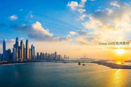 迪拜日落时分的滨海城市天际线