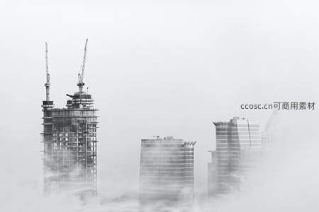 雾中矗立的现代建筑工地剪影
