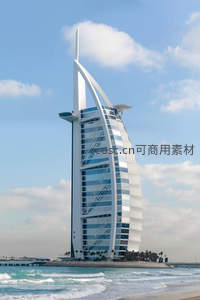 帆船酒店矗立碧海蓝天之间