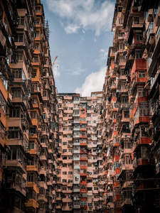 密集楼宇间的天空缝隙