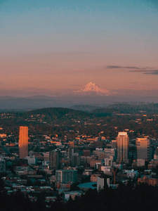 雪山映衬下的城市黄昏全景