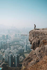 孤影立崖瞰城，云海漫天高楼林立