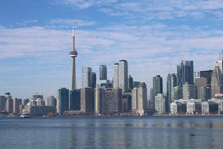 多伦多天际线与安大略湖的宁静日景