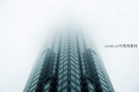 雾中摩天大楼直插云霄的神秘景象