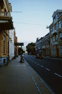 黄昏时分的欧洲老街，静谧而充满历史感