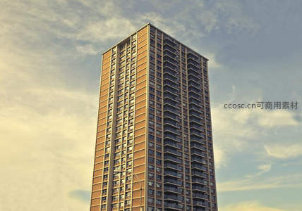 仰望高层住宅楼，暖阳斜照云影斑驳