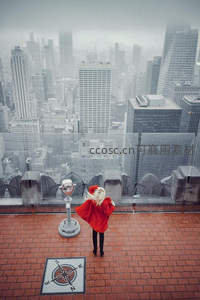 红衣女子俯瞰云雾缭绕的都市