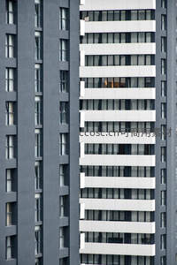 现代建筑立面特写，灰白线条构成几何韵律