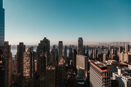 都市天际线在晴空下延展