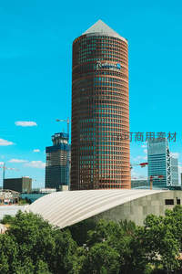 圆柱形酒店塔楼耸立蓝天