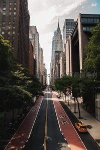 纽约街景，克莱斯勒大厦耸立于高楼之间