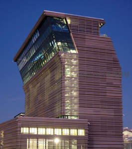 黄昏时分现代建筑立面光影交错