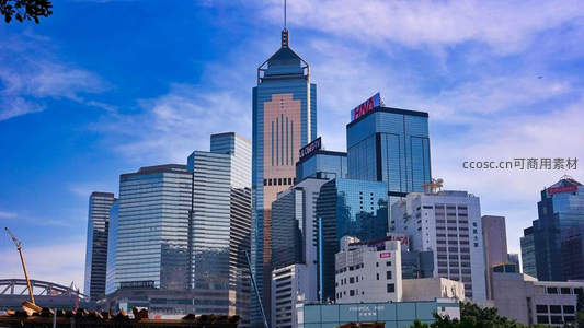 香港维港对岸摩天楼群映衬蓝天白云