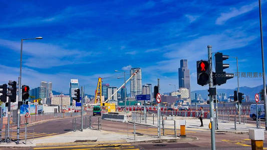 红灯路口远眺香港建设工地与高楼群
