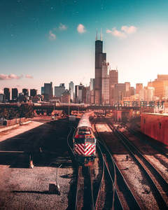 驶向摩天大楼的红色列车