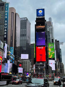 时代广场巨幕广告林立人潮涌动