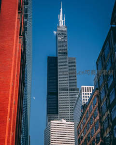 仰拍摩天巨塔，蓝天为幕月相伴