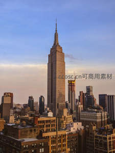 帝国大厦矗立于纽约市中心的壮丽景象