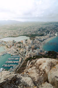 西班牙海滨城市鸟瞰图山海相依