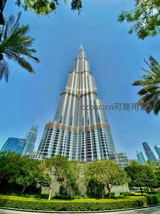 哈利法塔巍峨耸立，棕榈环绕蓝天