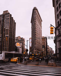 纽约熨斗大厦街景，黄色出租车穿梭其间