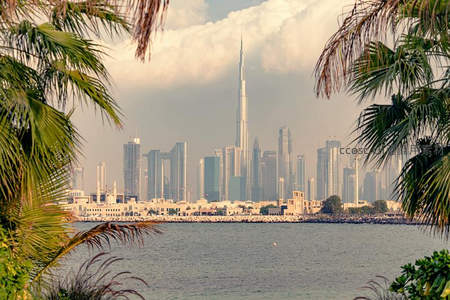 水岸视角下的迪拜摩天楼群
