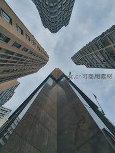 仰拍都市丛林中的摩天大楼