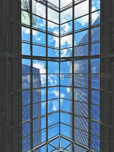 玻璃穹顶下的蓝天白云