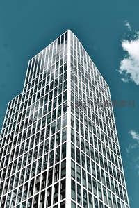 青空下矗立的现代摩天楼