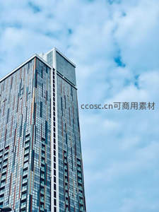 现代玻璃幕墙高楼直指蓝天